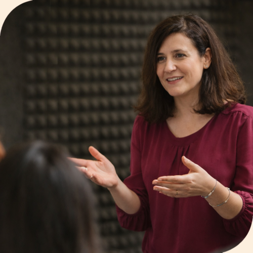 Ana Belén Vázquez psicóloga impartiendo formación en psicoterapia